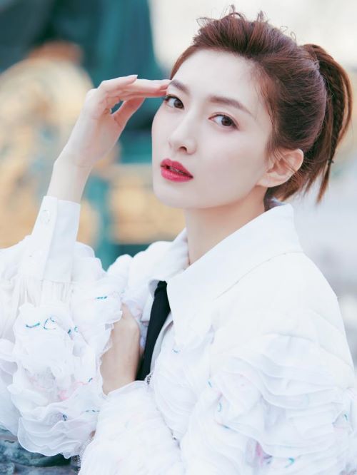 江疏影，1986年9月1日出生于上海，中国内地女演员，毕业于上海戏剧学院，并取得了英国东英吉利大学传媒经济学硕士学位。
2005年，出演情感剧《飞花如蝶》。2013年，出演电影《致我们终将逝去的青春》。2014年，出演都市情感剧《一仆二主》。2015年1月，主演励志剧《长大》；8月，主演都市爱情剧《最佳前男友》。2016年4月，主演青春励志剧《旋风十一人》；5月，出演都市情感剧《好先生》 。2017年4月，参加旅行真人秀《花儿与少年第三季》。2018年1月，主演都市剧《恋爱先生》。2月，主演情感剧《一路繁花相送》。11月2日，出演电影《冰封侠：时空行者》。 2020年，主演古装剧《清平乐》和都市情感剧《三十而已》。2021年2月11日，2021年央视春晚上演唱歌曲《万事如意》 。